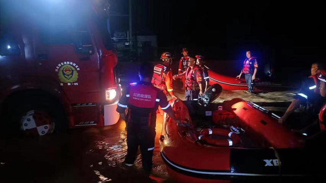 23岁女孩为追寻传说中的蓝眼泪，迷失在荒废村落，她经历了什么？