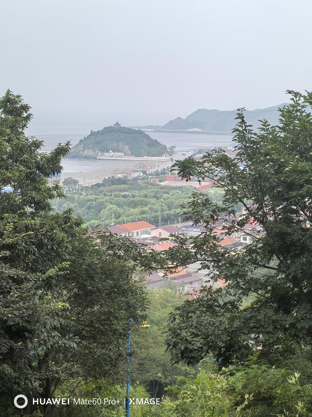 看日出云里难见尊容，望日落天空缺少云霞。