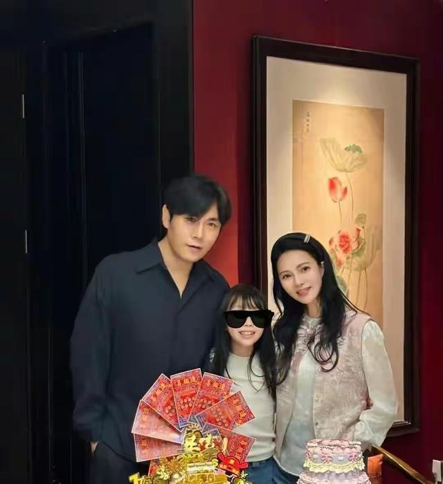 57岁伊能静全家度假，膀大腰圆不再少女，9岁米粒手机不离手