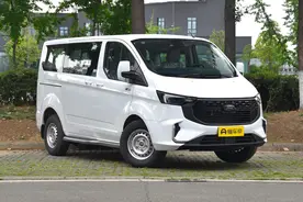 新车 | 售17.58万元/短轴低顶/可选9AT，2023款福特全顺商旅型实拍图片
