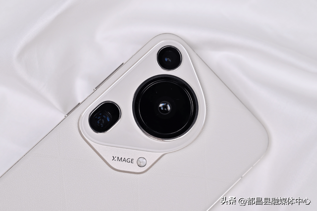 华为“拍照机皇”突降2800元，麒麟芯+512GB，1英寸主摄+卫星通信