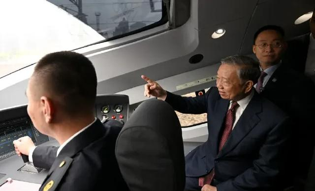 苏林乘高铁到广西，全程2400多公里速度快。经桂林柳州南宁景色美