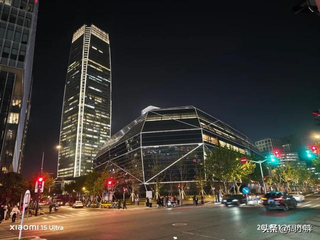 上海GateM西岸梦中心，为开封滨湖商业提供了湖畔松弛感的参考