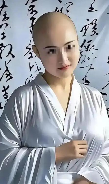 揭秘尼姑庵真相：表面佛门实则妓院，穿黑丝戴假发，香客人来人往