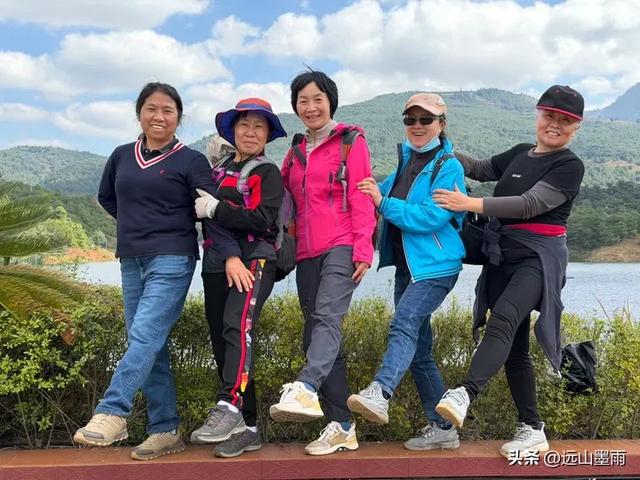 随走呈贡大学城，逛梁王湖、转小土林，感受多彩的秋冬世界，休闲