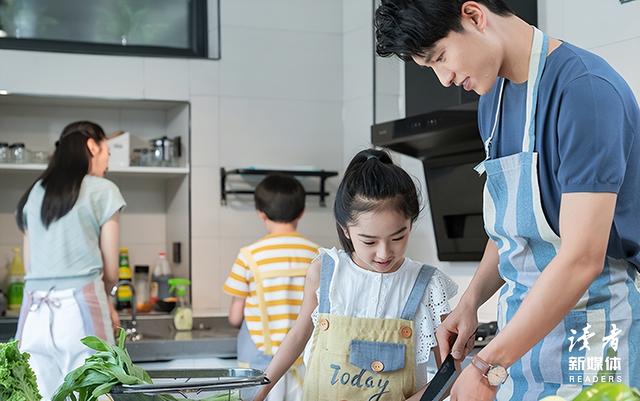 发现一个真相：一个家庭里，如果妈妈自己赚钱，自己做饭，什么事情都自己处理，这个家离散就不远了