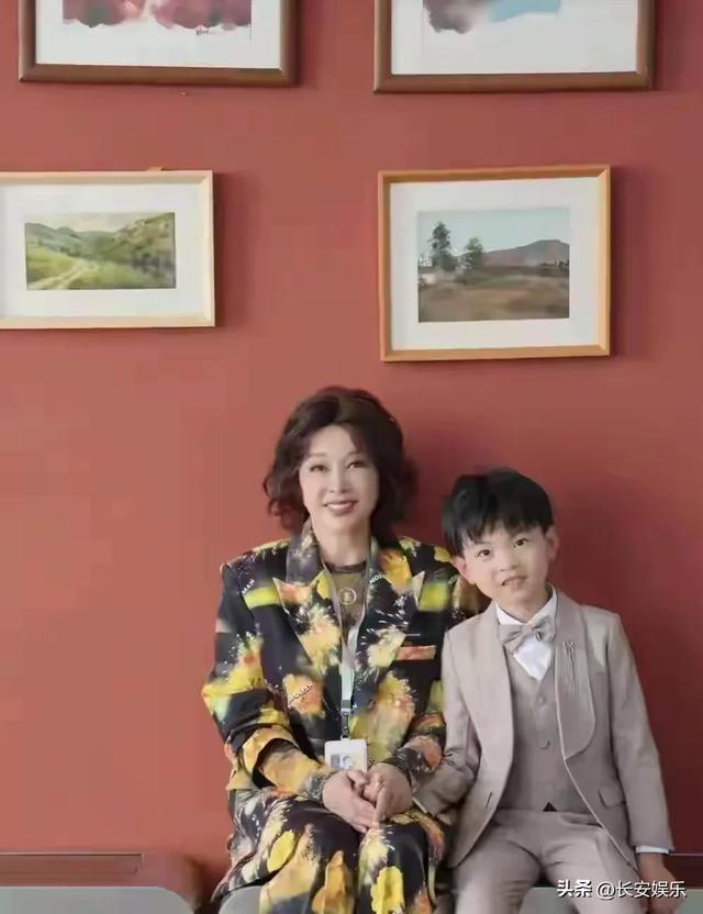 刘晓庆换新发型美到认不出，配上花西装，74岁嫩得像34岁