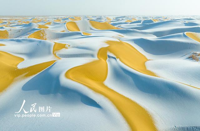 新疆尉犁：塔克拉玛干沙漠雪景如画