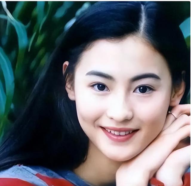 谢霆锋也没想到，张柏芝会因阅兵当天的一特殊举动，实现口碑暴增