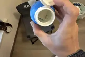 两个月大婴儿反常嗜睡，父母怀疑育婴师喂安眠药，包里翻出精神类用药，“金牌阿姨”回应：若有证据甘愿坐牢图片