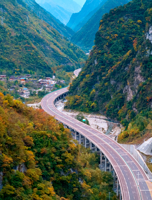 正式通车！全线免费！新挖赏秋天花板小城，绝美彩林不输九寨！地道美食50元吃爽！
