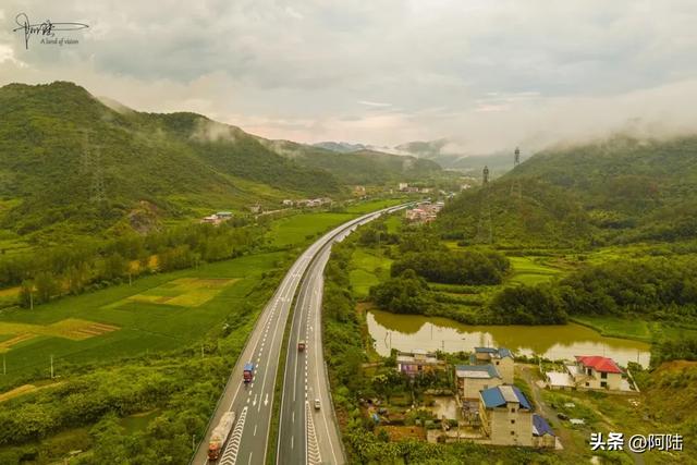 暴雨过后，高速公路上的美景呈现出别样的三部曲，有缘人才能得见