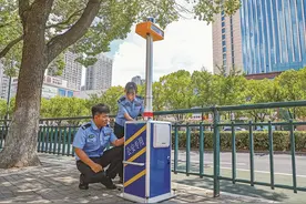 武进首台多功能交通劝导机器人亮相街头图片