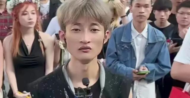 装疯卖傻，败坏风气，却日入30万！到底是谁捧红了这些跳梁小丑？