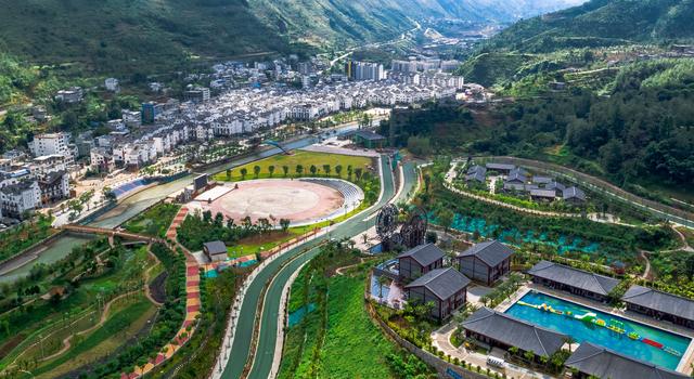 夏未远，冬已至：——在季节里行吟水城