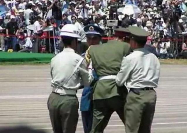 阅兵出现重大失误？导弹挂反、字打错，央视曝真相，涉及82名英烈