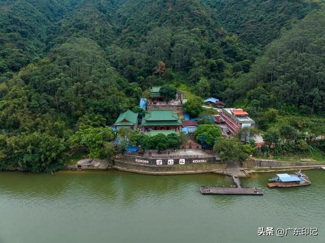 这里，是苏轼笔下的“天开清远峡，地转凝碧湾”