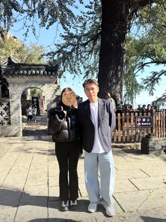 朱媛媛去世5个月后，辛柏青和李乃文现身大孤山，整个人憔悴好多