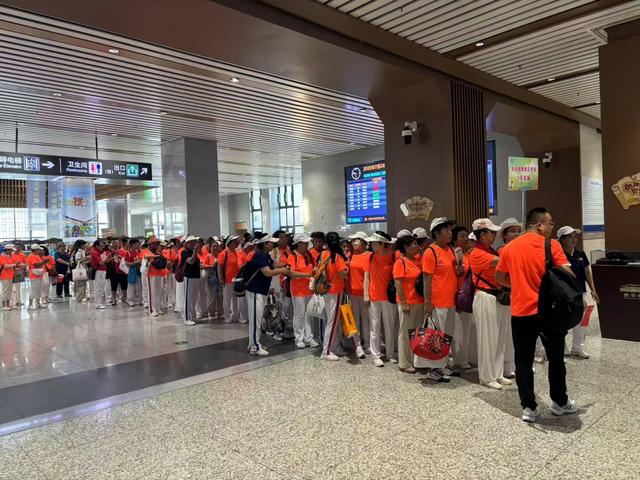 坐着火车游照金 铁旅融合忆峥嵘