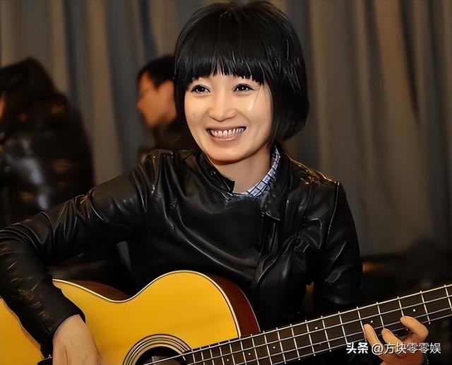 她连上5次春晚，私下却和恩师同居怀孕被骗流产，今57岁依然单身