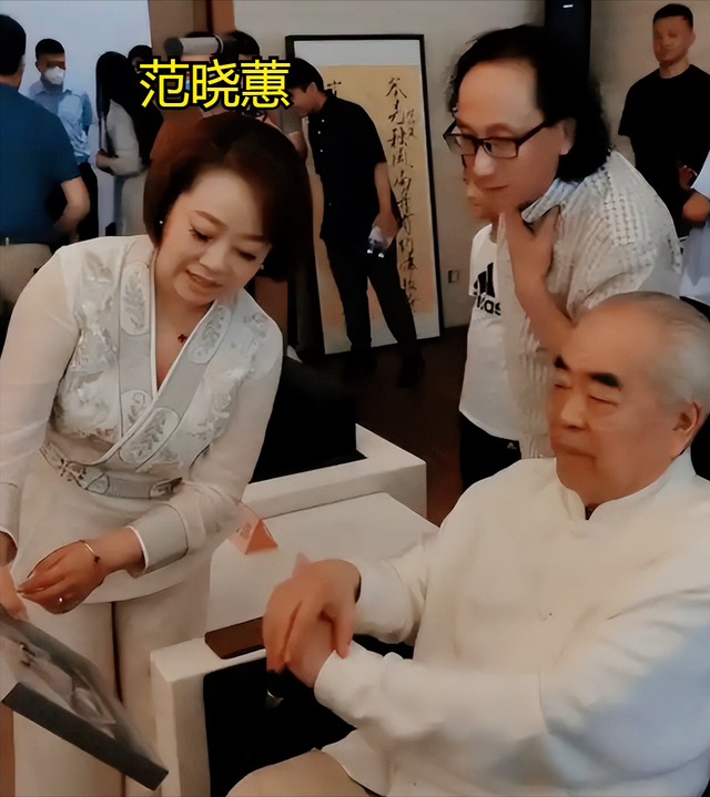 范曾失联后续：徐萌身材臃肿，穿哺乳衣陪伴在侧，疑已怀孕生子