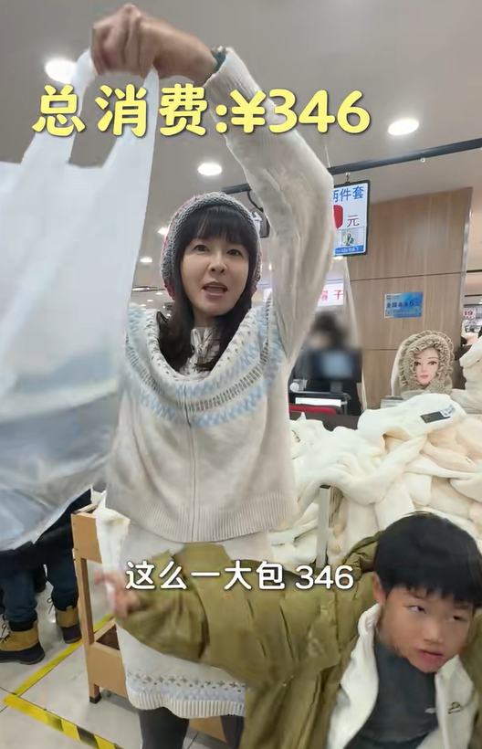 李艾一家游哈尔滨，买19元棉衣和29元雪地靴，花346元旅行后扔掉