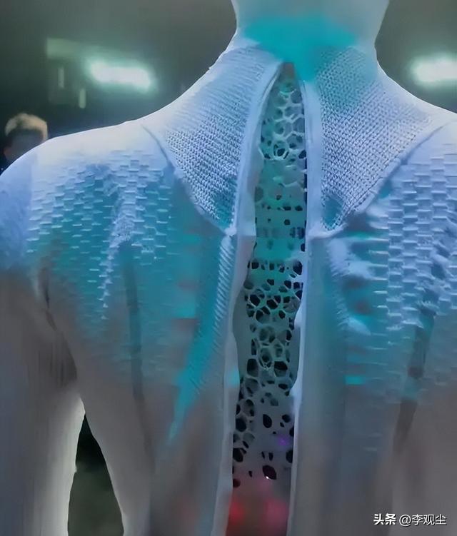 机器人里藏真人？小鹏现场“扒皮”澄清，女性设计引“擦边”争议