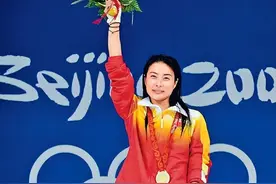 郭晶晶彻底摊牌不装了，“特殊身份”曝光，原来霍震霆当年没说错图片