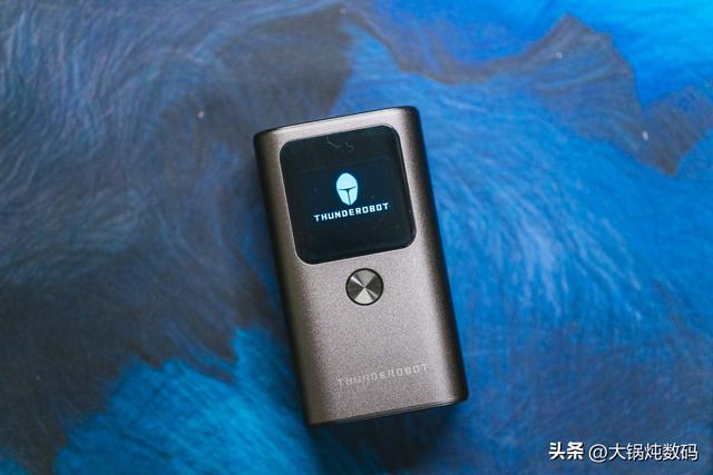 55W高功率充电宝，解决外出电脑电量焦虑——雷神V10超级电能棒