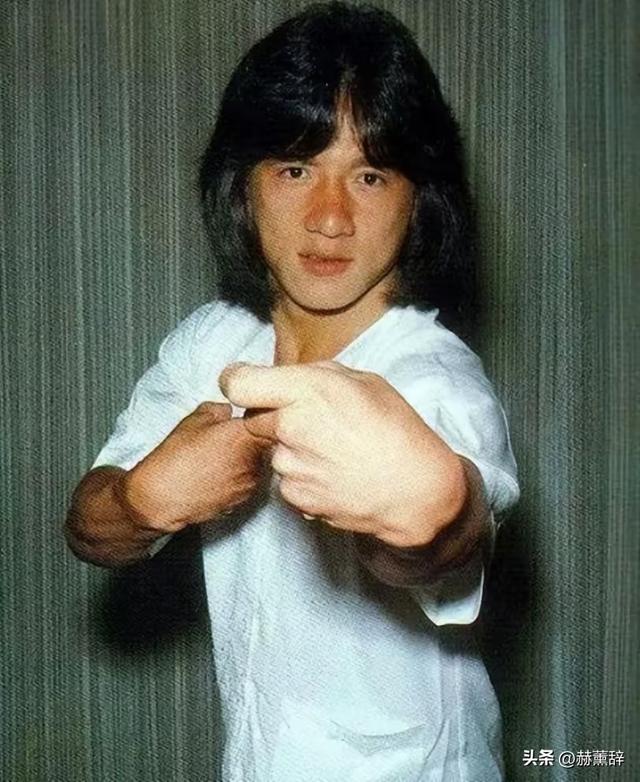 官媒对成龙的称呼变了，三字之差释放强烈信号，王晶的话有人信了