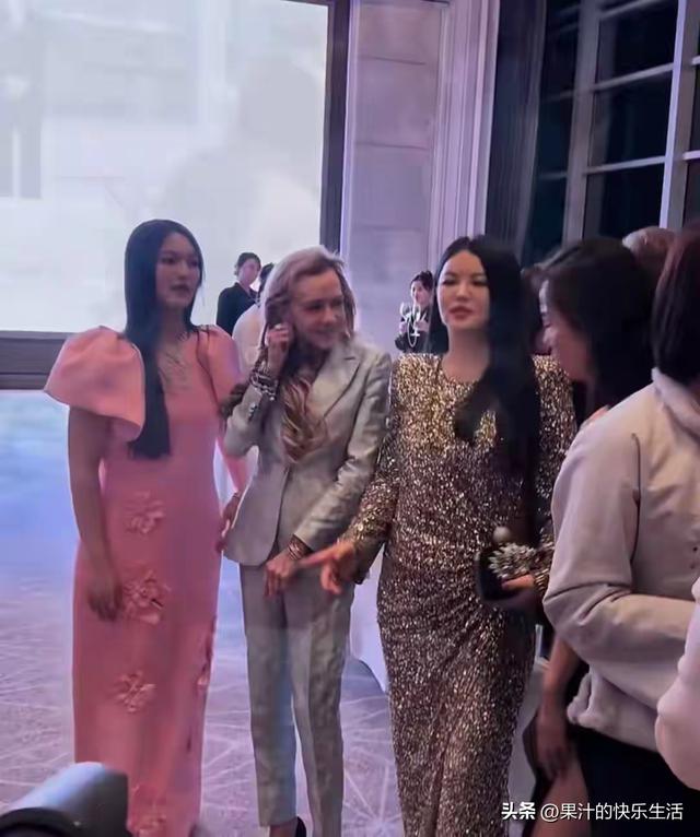 李湘瘦好多！带王诗龄哈尔滨参加活动！母女俩又瘦又薄！美出天际