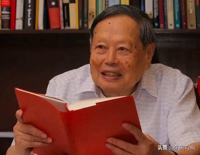 翁帆也没想到，丈夫杨振宁去世后，竟因生前一个举动再次口碑暴涨
