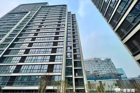 恒隆广场贴隔壁的安置房开始办证，房东想卖7万~8万元/m²图片