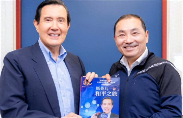 中方举办国宴欢迎贵宾，洪秀柱被安排在主桌迎客，与港澳特首同席