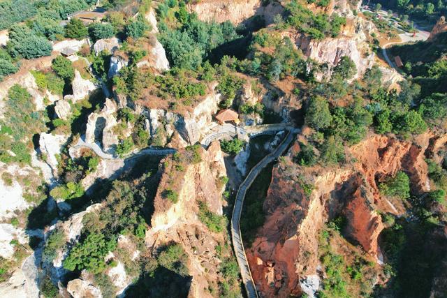 云南曲靖彩色沙林，一处凝固的彩虹秘境，漫步亿万年的时空隧道