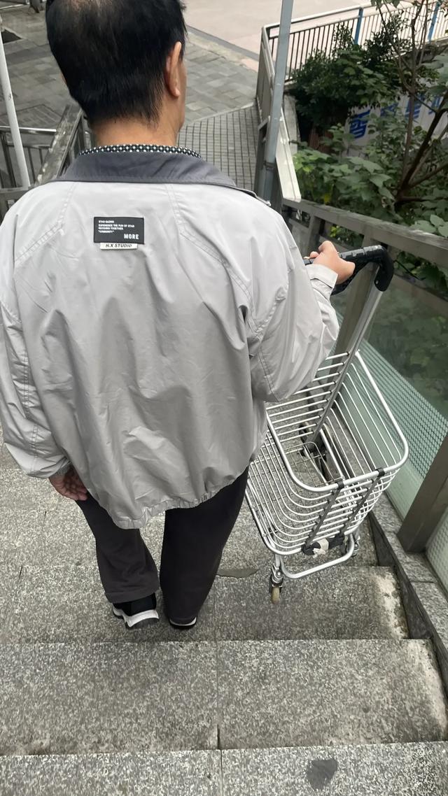 轨道直达的赶场地!地方超大,东西多,买菜这些超方便