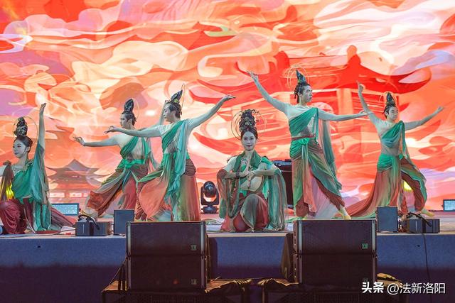 老城区领导“穿越”汉服市场，全链条举措让文旅消费“燃”起来！