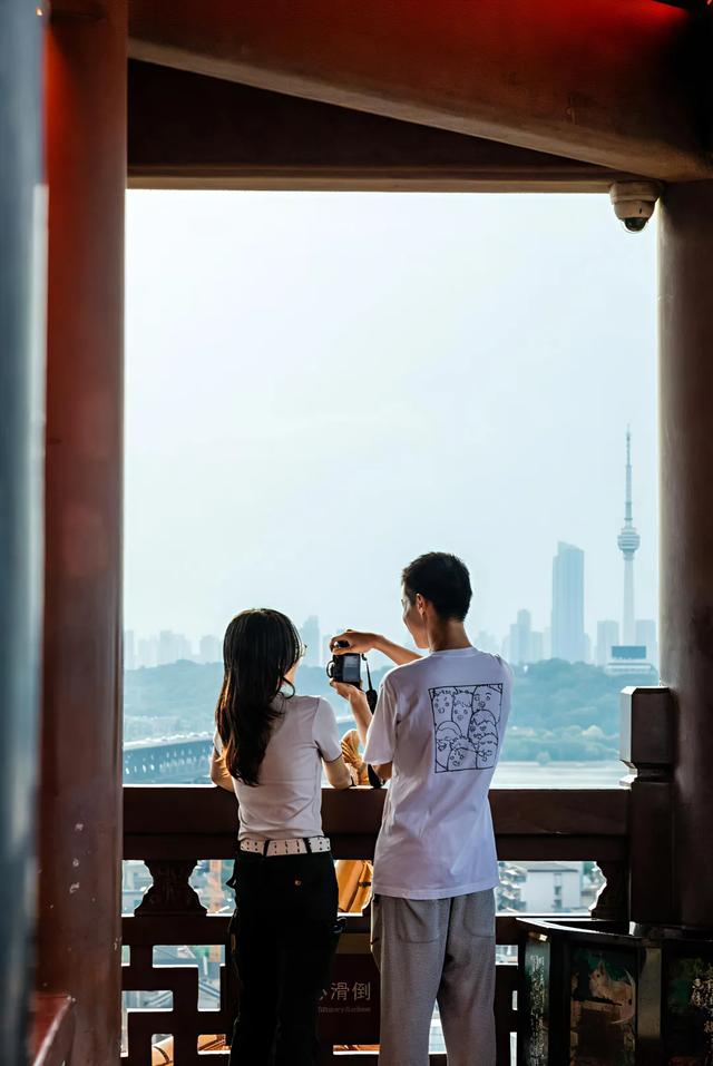 武汉文旅集团“超级文旅日”｜“七夕”版黄鹤楼上线