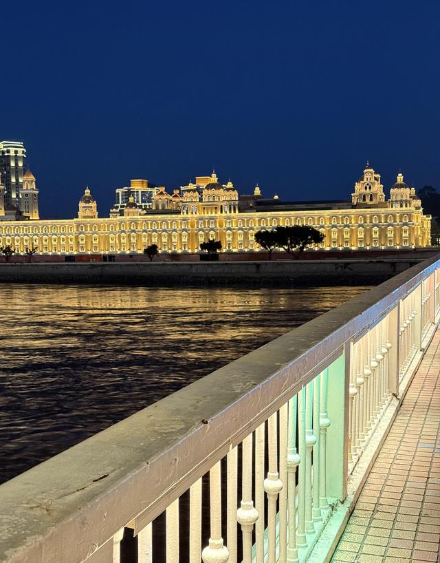 美国朋友来福州旅游，回国后一个劲摇头：中国已经是超一等国家了