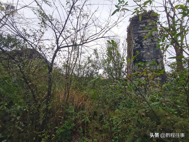 偏远乡野中寻找一个古寺遗址，探险一个深邃溶洞