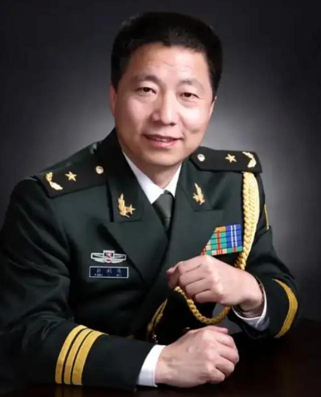 我国首位航天员杨利伟，被授予少将军衔，退休后能享受什么待遇？