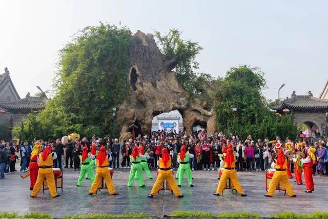 古槐屹立岁月悠、枝繁叶茂诉千秋