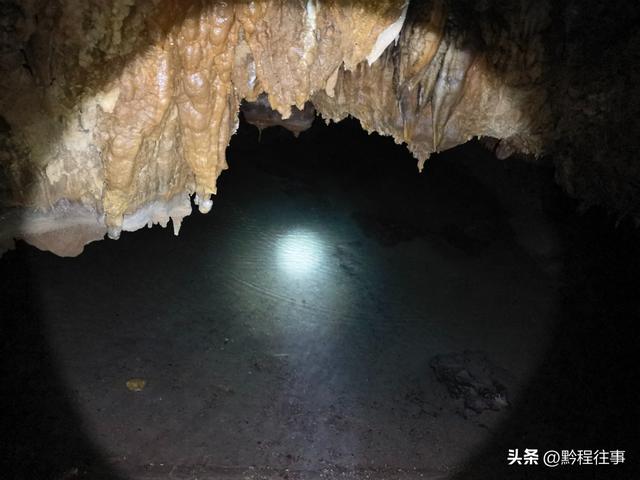 探险贵州深山原始溶洞，遇见一个躲匪洞、一座红军坟