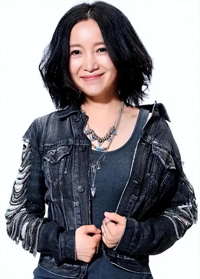 她连上5次春晚，和恩师同居怀孕，被骗流产，如今57岁依然单身！