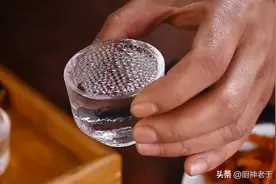 喝酒时：如果你符合这4个特征，说明喝酒“上瘾”了，今后别喝了图片