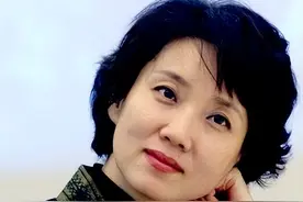 著名主持人李修平：42岁二婚嫁给大10岁的丈夫，选择丁克共度余生图片