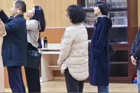 袁泉给女儿开家长会，衣着朴素站角落，14岁夏哈哈上北京重点中学图片