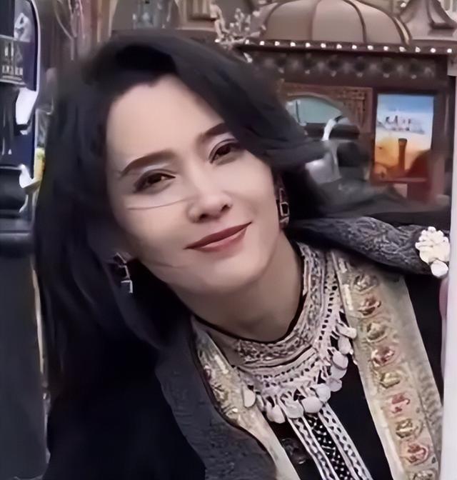 森林北分享养马日常，铲马粪修马蹄接地气，穿紧身裤三角区显尴尬