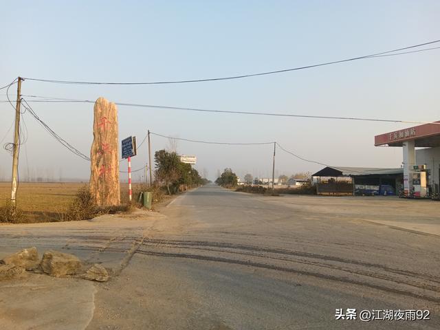 邓州林扒镇茱萸寺旁，发现古碑刻和两座石板桥，历史文化厚重