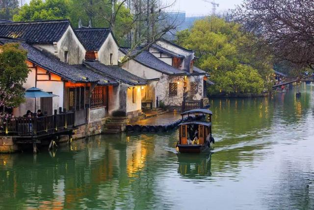 全国三千古镇凋零，唯独乌镇年年暴赚，它凭什么一年吸金上百亿
